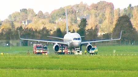 客機緊急降落在香農機場，消防員在跑道上戒備。