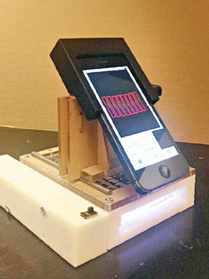 李雷及其團體研發可配合手機檢驗癌症的裝置。（華盛頓州立大學圖片）