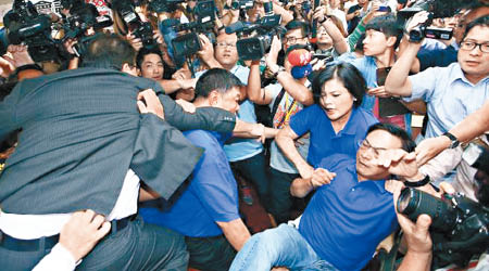 衝突中場面混亂，藍營立委陳宜民（右下）被推倒在地。（中時電子報圖片）