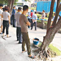 現場民眾駐足觀望警方調查。（互聯網圖片）