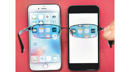 螢幕裝有特別晶片的手機（右），用戶要戴特製眼鏡才可看到內容。（互聯網圖片）