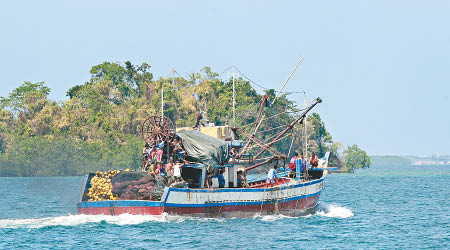 中國以往曾多次阻止菲漁船（圖）到黃岩島捕魚。（資料圖片）