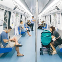 不少民眾特意試搭深圳地鐵七號線及九號線。