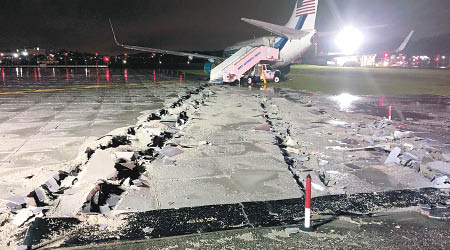 涉事專機在機場跑道劃出數道裂痕。