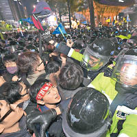 示威者企圖遊行到青瓦台，與防暴警員激烈衝突。