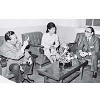1976年時，朴正熙（左）、女兒朴槿惠（中）與崔泰敏（右）會面。（互聯網黑白圖片）