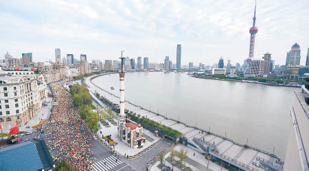 上海國際馬拉松比賽在外灘金牛廣場開跑。（中新社圖片）