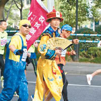 有跑手扮成清朝皇帝。（互聯網圖片）