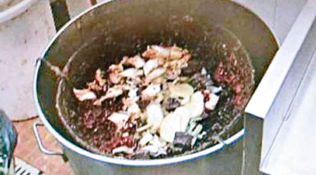 奉客的火鍋紅油湯底是客人吃剩的「口水油」。