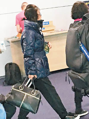 「閨密」崔順實低調現身南韓仁川國際機場。（互聯網圖片）