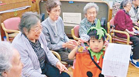 日本小朋友到訪老人院，舉行萬聖節活動。（互聯網圖片）