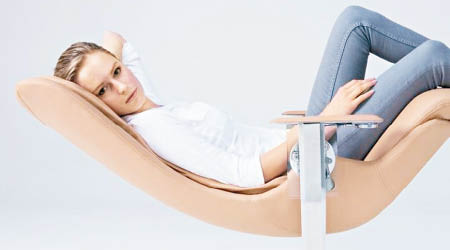 椅子自動平衡，為用家提供有如飄浮的舒適感。