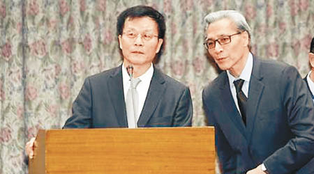 台北故宮院長林正儀（左）昨在會場表明向北京故宮提起訴訟。（中時電子報圖片）