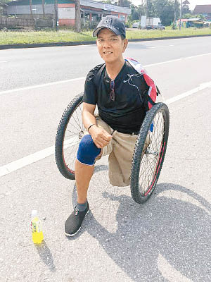 頌蓬坐輪椅從布吉抵達曼谷，向泰王致以最後敬意。（互聯網圖片）