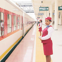 中國大力援建非洲鐵路，月台設計、乘務員制服都甚有內地風貌。（互聯網圖片）