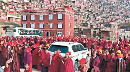 大批僧尼被驅逐出佛學院。（互聯網圖片）