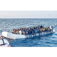 其中一艘難民橡皮艇。