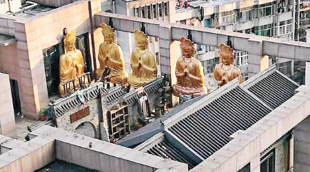 五尊金色或銅色的巨大佛像擺放在大廈天台。（互聯網圖片）