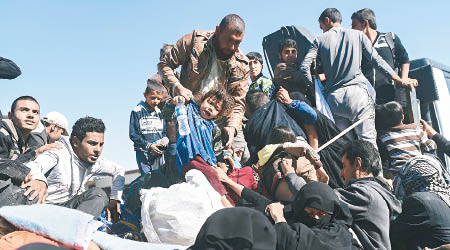 政府軍救出摩蘇爾大批難民。
