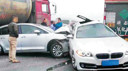 上海霧霾嚴重釀追撞車禍，有私家車車頭嚴重損毀。（互聯網圖片）