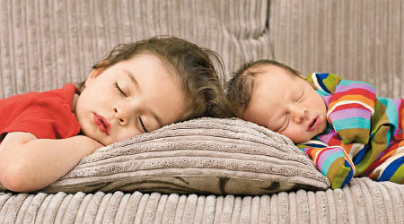 「抱頭大睡」電台全日播放家居聲響，希望有助嬰兒入睡。（資料圖片）