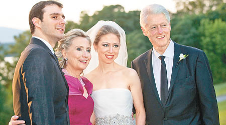 翠兒茜（右二）涉嫌用克林頓基金辦婚禮。（資料圖片）