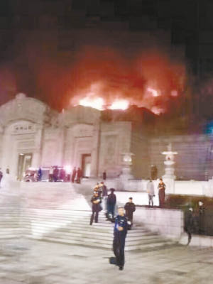 靈山梵宮發生大火，冒出濃煙。（互聯網圖片）