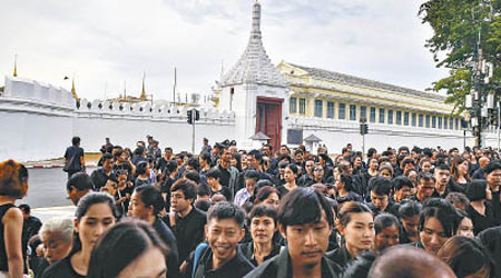 大批泰國民眾持續到大王宮悼念泰王。（資料圖片）