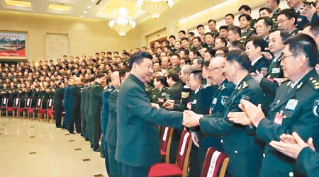 習近平（中）出席中央軍委後勤工作會議並接見與會代表。（互聯網圖片）