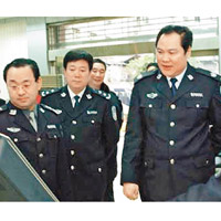 朱明國（右）曾任重慶市公安局局長。（互聯網圖片）