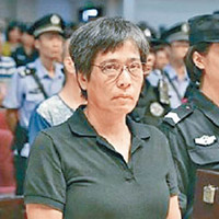 女港商黃萍（右）一審被判監廿四年。（資料圖片）
