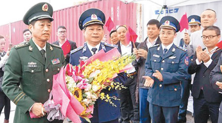 越南海警司令部副司令阮文山少將（左二）迎接華海警艦到訪。（互聯網圖片）