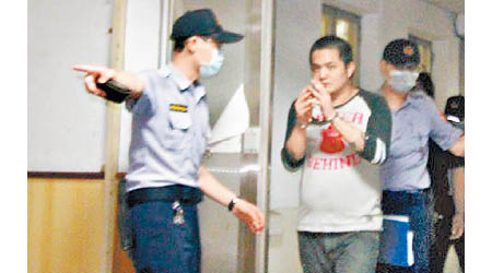 槍手郭鎮豪（右二）被判囚十六年。（中時電子報圖片）