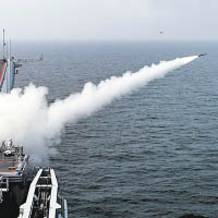 遼寧艦發射導彈打擊移動目標。（互聯網圖片）