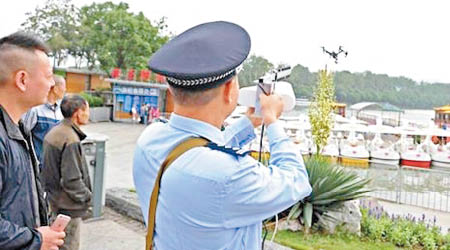 南京警方用狙擊槍射擊無人機，陶然指無人機活動難以掌控。（互聯網圖片）