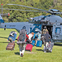 新西蘭軍方派出直升機疏散遊客。