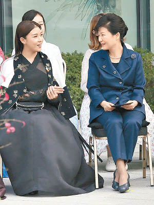 朴槿惠（右）表明不會宣布下台。左為《秘密花園》女主角河知雲。（資料圖片）
