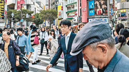 日本計劃放寬外國專才取得永久居留權的條件。（資料圖片）