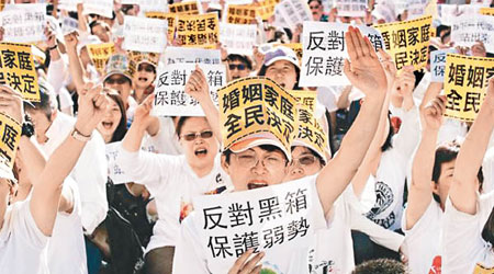 反對同性婚姻的民眾身穿白衣抗議。