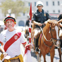 秘魯土著參與反奧巴馬示威，騎警在旁戒備。