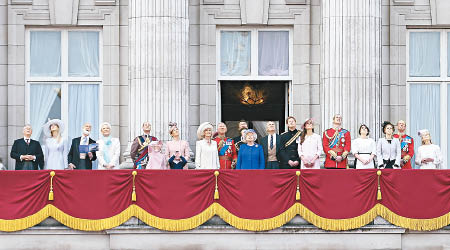 英國皇室成員在重要日子，都會齊集在白金漢宮的陽台。（資料圖片）