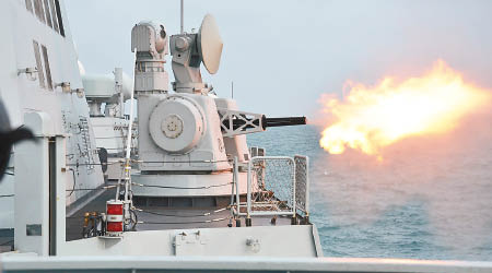 駐海南陸軍部隊演練跨海增援，艦隻副炮對海發射。（中新社圖片）