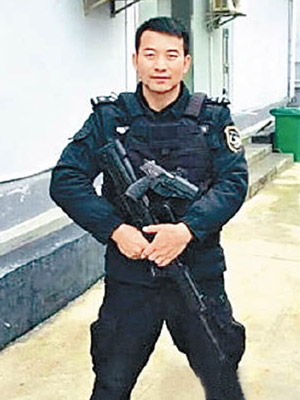 不拜堂而去比武的警員朱俊再。