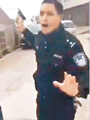 警員向天鳴槍示警。