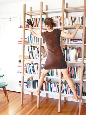 梯子及書架二合為一的書架。