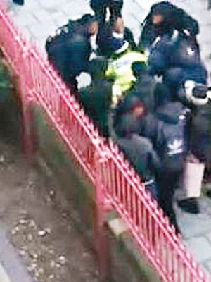 學生圍着警員狂毆。（互聯網圖片）