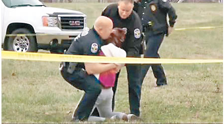 有女士欲衝進案發現場，被警員阻止。（APTV畫面）