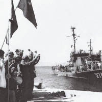 一九七四年西沙海戰擊沉南越軍艦的中國軍艦返航。（黑白資料圖片）