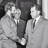 卡斯特羅與美國時任總統尼克遜握手。（黑白資料圖片）