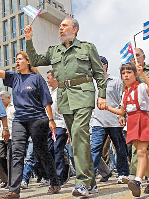 綠色軍服是卡斯特羅的標誌，他曾帶領民眾參與反美示威。